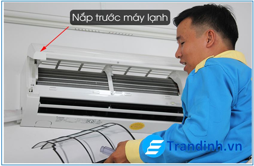 Tiếp theo bật nắp trước máy lạnh theo chiều lên trên.