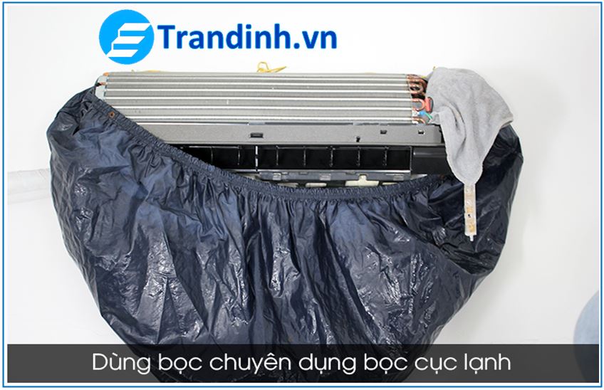 Dùng bọc chuyên dụng bọc lại cục lạnh để tránh nước văng ra trong quá trình vệ sinh.