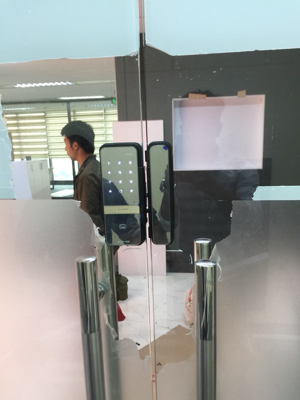 Top 10 khóa cửa vân tay cho văn phòng 17 Khóa cửa kính Gateman Shine dùng cho văn phòng