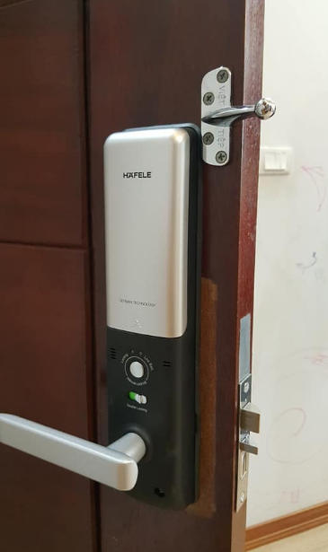 Khoá cửa Hafele EL8000-TC lắp đặt cho nhiều loại cửa