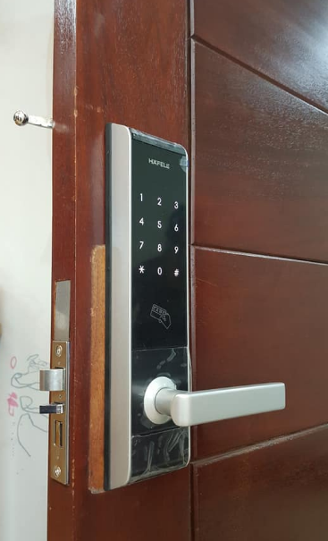 Khoá cửa Hafele EL8000-TC lắp đặt cho nhiều loại cửa