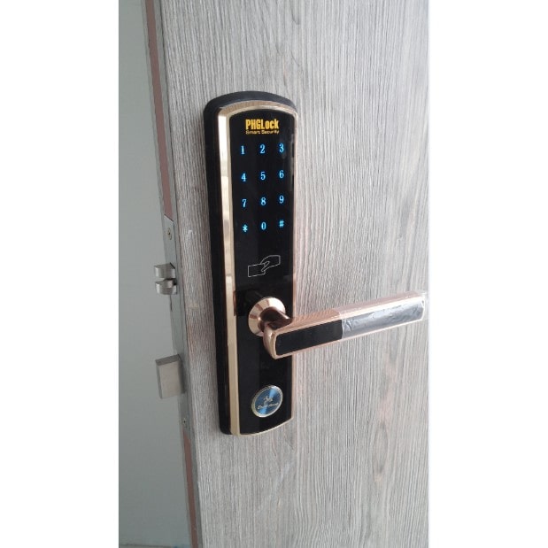 Khoá cửa điện tử - Mã số PHGLock KR8010 3 Khoá cửa mã số PHGLock KR8010 phù hợp lắp đặt trên nhiều chất liệu cửa, kiến trúc nhà