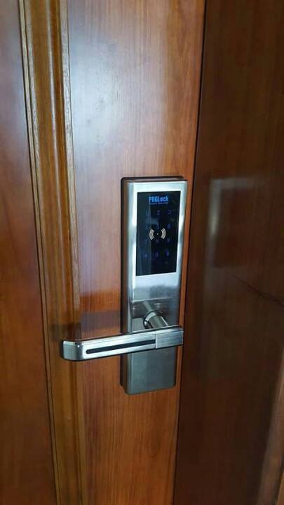 Khoá cửa mã số - thẻ từ PHGLock KR8161 3 3. Khoá cửa thông minh PHGLock KR8161 lắp đặt trên nhiều chất liệu cửa