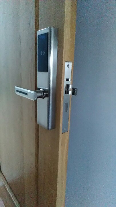 Khoá cửa mã số - thẻ từ PHGLock KR8161 4 3. Khoá cửa thông minh PHGLock KR8161 lắp đặt trên nhiều chất liệu cửa