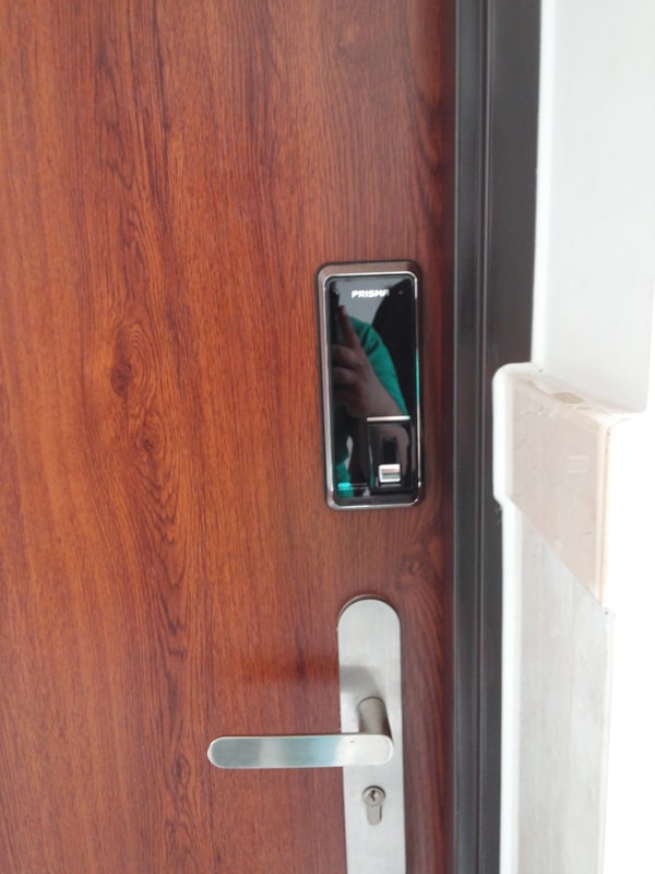 3. Lắp đặt cho khoá cửa gỗ trên nhiều nhiều kiến trúc nhà