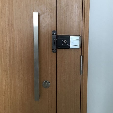 3. Lắp đặt cho khoá cửa gỗ trên nhiều nhiều kiến trúc nhà