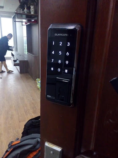 3. Lắp đặt cho khoá cửa gỗ trên nhiều nhiều kiến trúc nhà