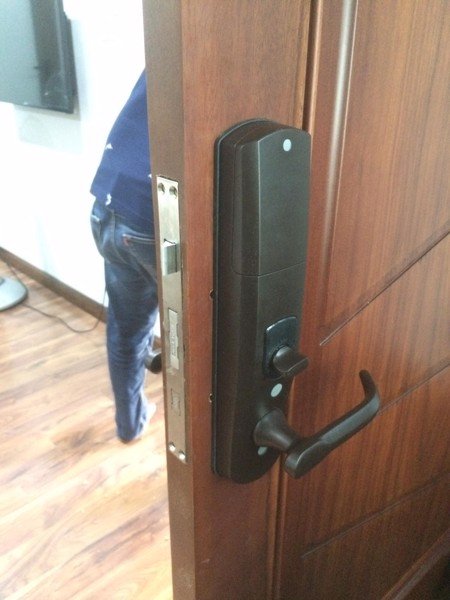 4. Khoá điện tử ADEL US-99 phù hợp lắp trên chất liệu cửa gỗ, cửa lõi thép, cửa chống cháy