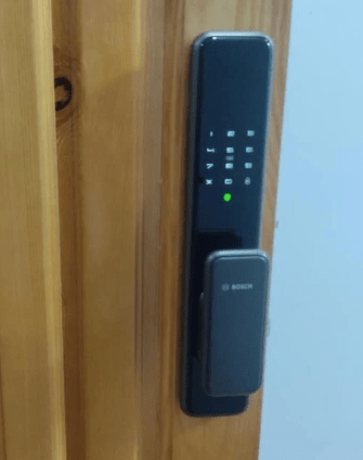Khóa cửa vân tay Bosch EL600BKB ( màu đen) 5 3. Khóa thông minh Bosch EL 600BKB trang bị chức năng cảnh báo thông minh