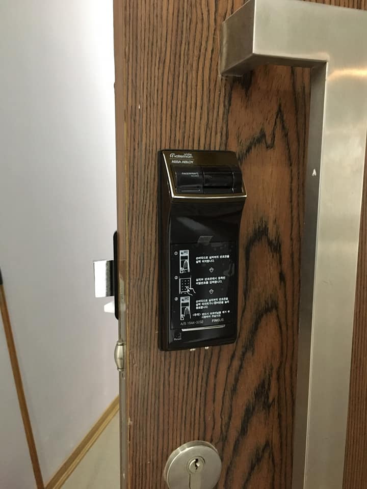 Khoá cửa vân tay - khoá điện tử Gateman F10 2 Khoá cửa vân tay Gateman F10 lắp đặt trên nhiều loại cửa