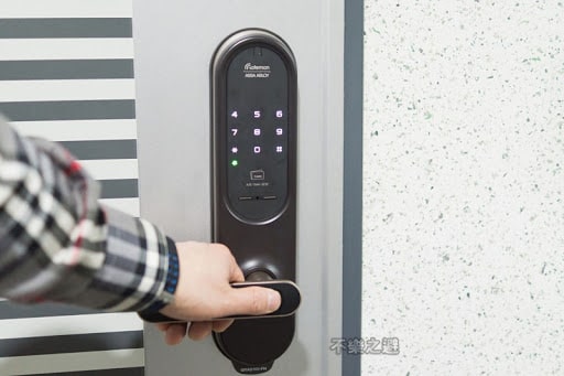 Khoá cửa vân tay - điện tử Gateman GRAB100-FH 4 3. Chức năng khóa cửa tự động tiện ích