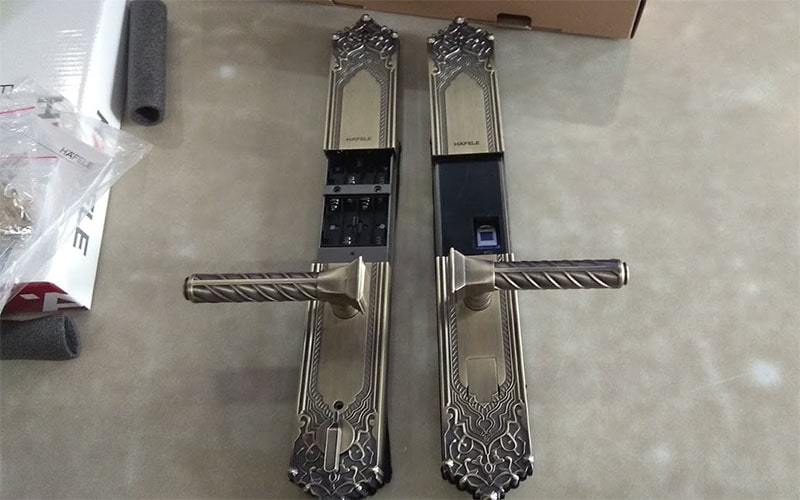 Khoá cửa vân tay cổ điển Hafele EL10K 4 3. Khoá vân tay Hafele EL10K có thiết kế sang trọng, đẳng cấp tính thẩm mỹ cao