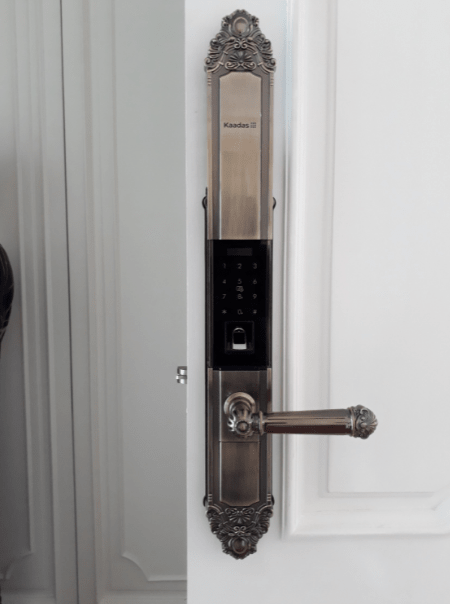 Khoá cửa vân tay cổ điển Kaadas 6021 4 3. Lắp đặt trên nhiều chất liệu cửa, cho nhiều thiết kế kiến trúc