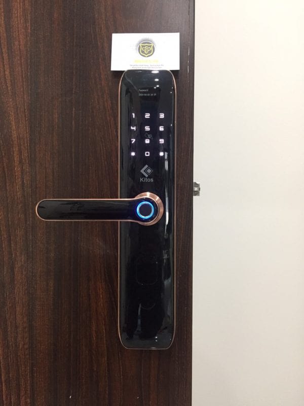 4. Khoá cửa vân tay - mã số, thẻ từ Kitos KT A10 lắp đặt cho nhiều chất liệu cửa