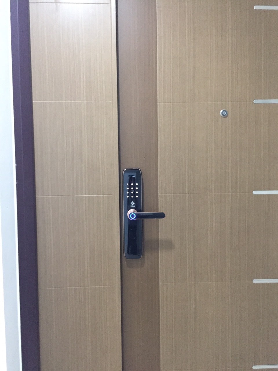 4. Khoá cửa vân tay - mã số, thẻ từ Kitos KT A10 lắp đặt cho nhiều chất liệu cửa