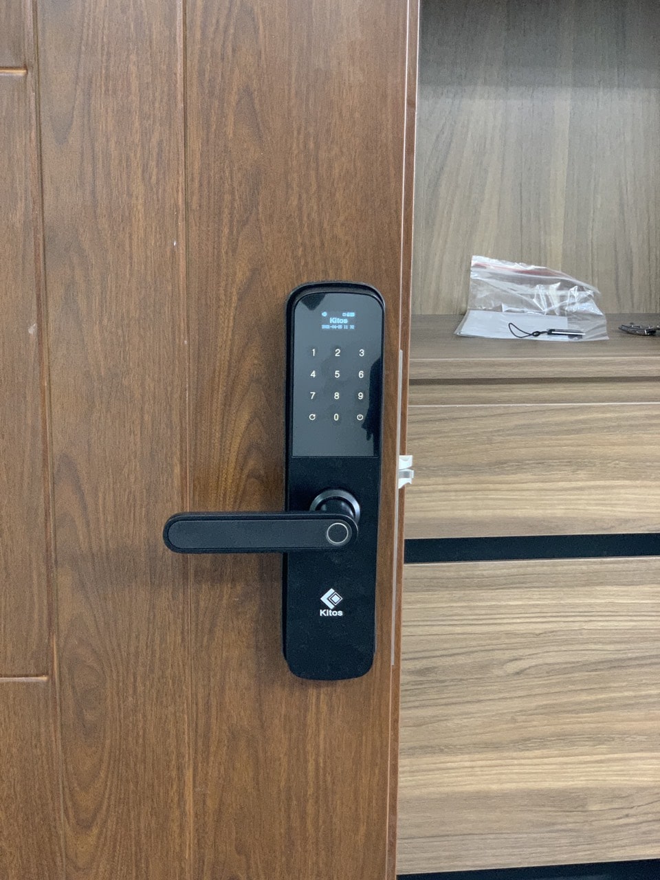 Khoá cửa thông minh Kitos KT-G600 - Vân tay, mã số, thẻ từ 9 4. Khoá cửa thông minh Kitos KT-G600 lắp đặt trên nhiều chất liệu cửa