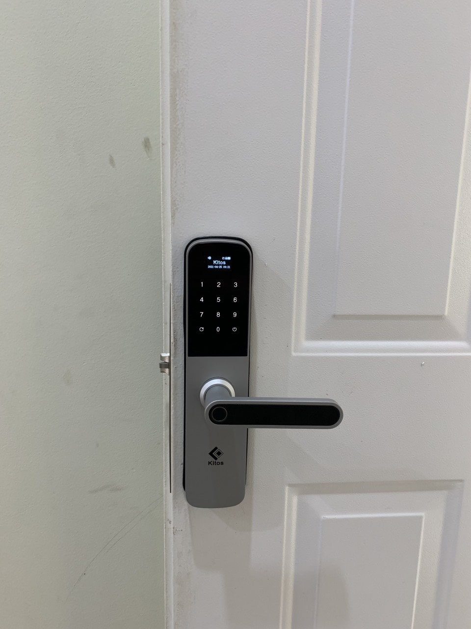 Khoá cửa thông minh Kitos KT-G600 - Vân tay, mã số, thẻ từ 10 4. Khoá cửa thông minh Kitos KT-G600 lắp đặt trên nhiều chất liệu cửa