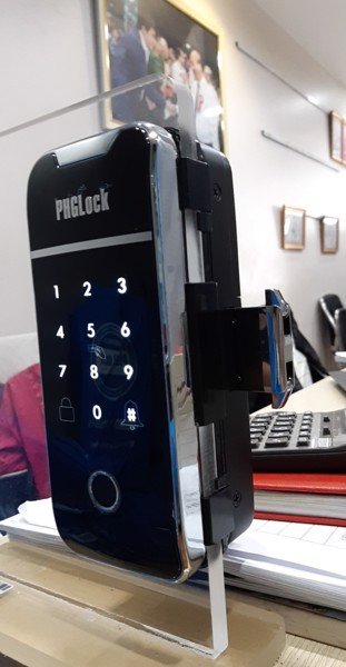 Khoá cửa kính PHGLock FG6001 - Vân tay, mã số, thẻ từ 2 Khoá vân tay PHGLock FG6001 có kiểu dáng hiện đại, tính thẩm mỹ cao