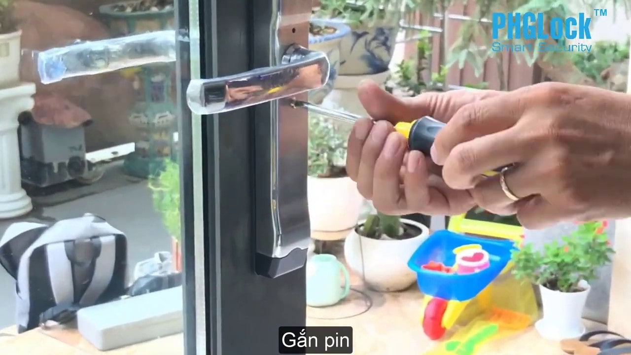 Khoá thông minh PHGLock FP 5293 lắp đặt trên nhiều chất liệu cửa