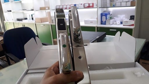 Khoá cửa vân tay PHGLock FP5295S 2 2. Khoá cửa thông minh FP5295S có thiết kế hiện đại, thẩm mỹ, độ bền cao