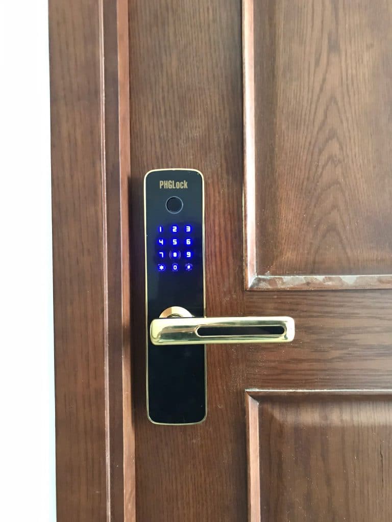 Khoá cửa vân tay - Khoá điện tử PHGLock FP7153W 6 3. Khoá cửa vân tay - Khoá mã số PHGLock FP-7153W phù hợp lắp trên nhiều chất liệu cửa