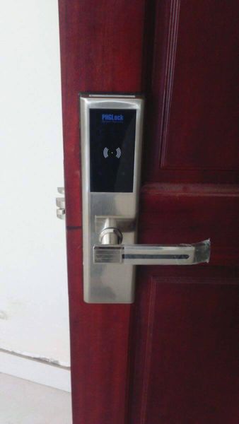 Khoá cửa vân tay - Khoá điện tử PHGLock FP8161 2 1. Khoá cửa điện tử PHGLock FP8161 lắp đặt trên nhiều chất liệu cửa
