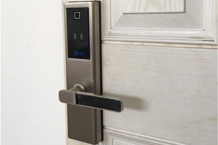Khoá cửa vân tay - Khoá điện tử PHGLock FP8161 3 1. Khoá cửa điện tử PHGLock FP8161 lắp đặt trên nhiều chất liệu cửa