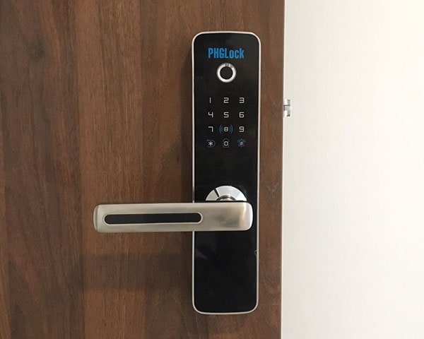 Khoá cửa vân tay PHGLock FP7155 2 2. Khoá cửa thông minh PHGLock-FP7155 lắp đặt đa dạng chất liệu cửa và kiến trúc nhà