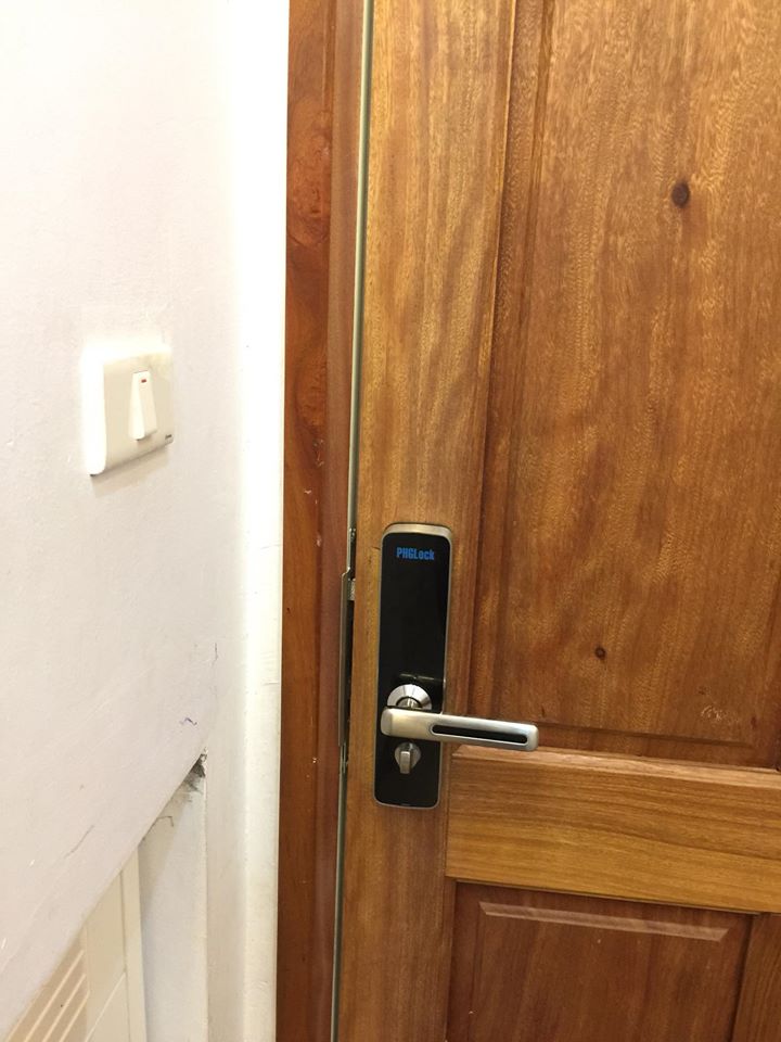 Khoá cửa vân tay PHGLock FP7155 3 2. Khoá cửa thông minh PHGLock-FP7155 lắp đặt đa dạng chất liệu cửa và kiến trúc nhà