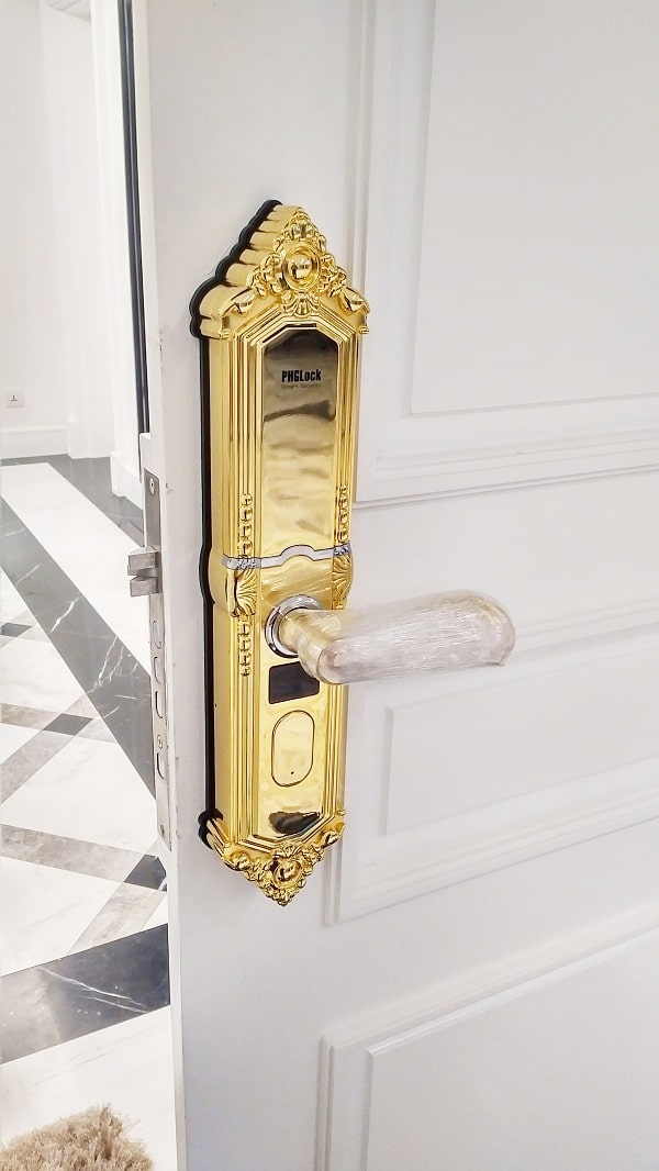 Khoá cửa vân tay PHGLock FP3251W 4 4. Khoá thông minh PHGLock-FP3251W phù hợp lắp đặt trên nhiều chất liệu cửa