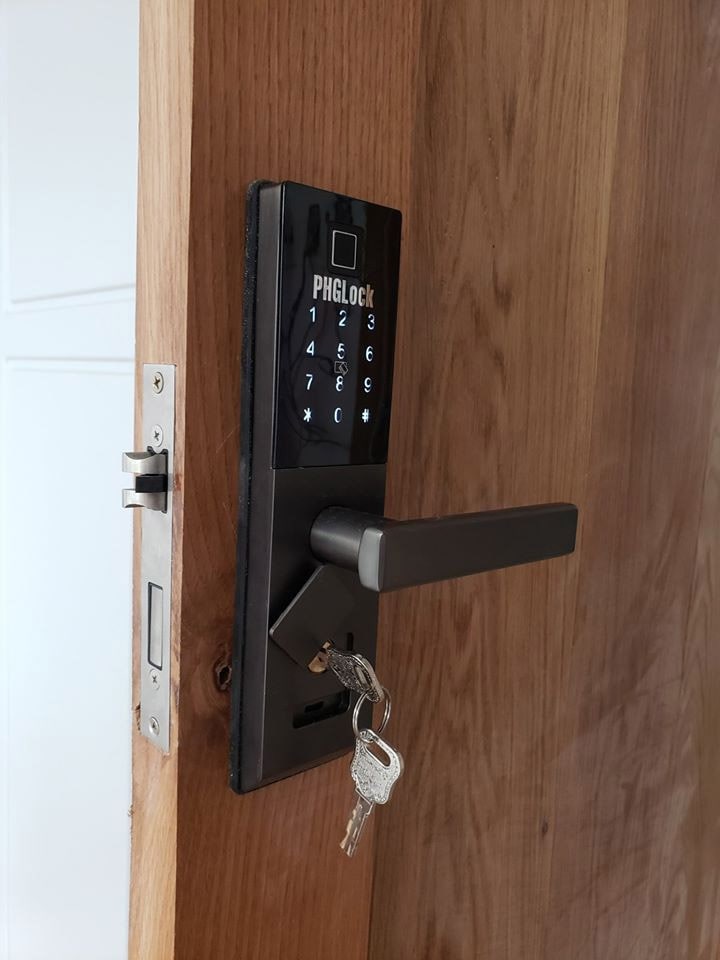 Khoá cửa điện tử - Khoá vân tay PHGLock FP6021 3 2. Khoá điện tử PHGLock FP6021 lắp đặt trên nhiều chất liệu cửa