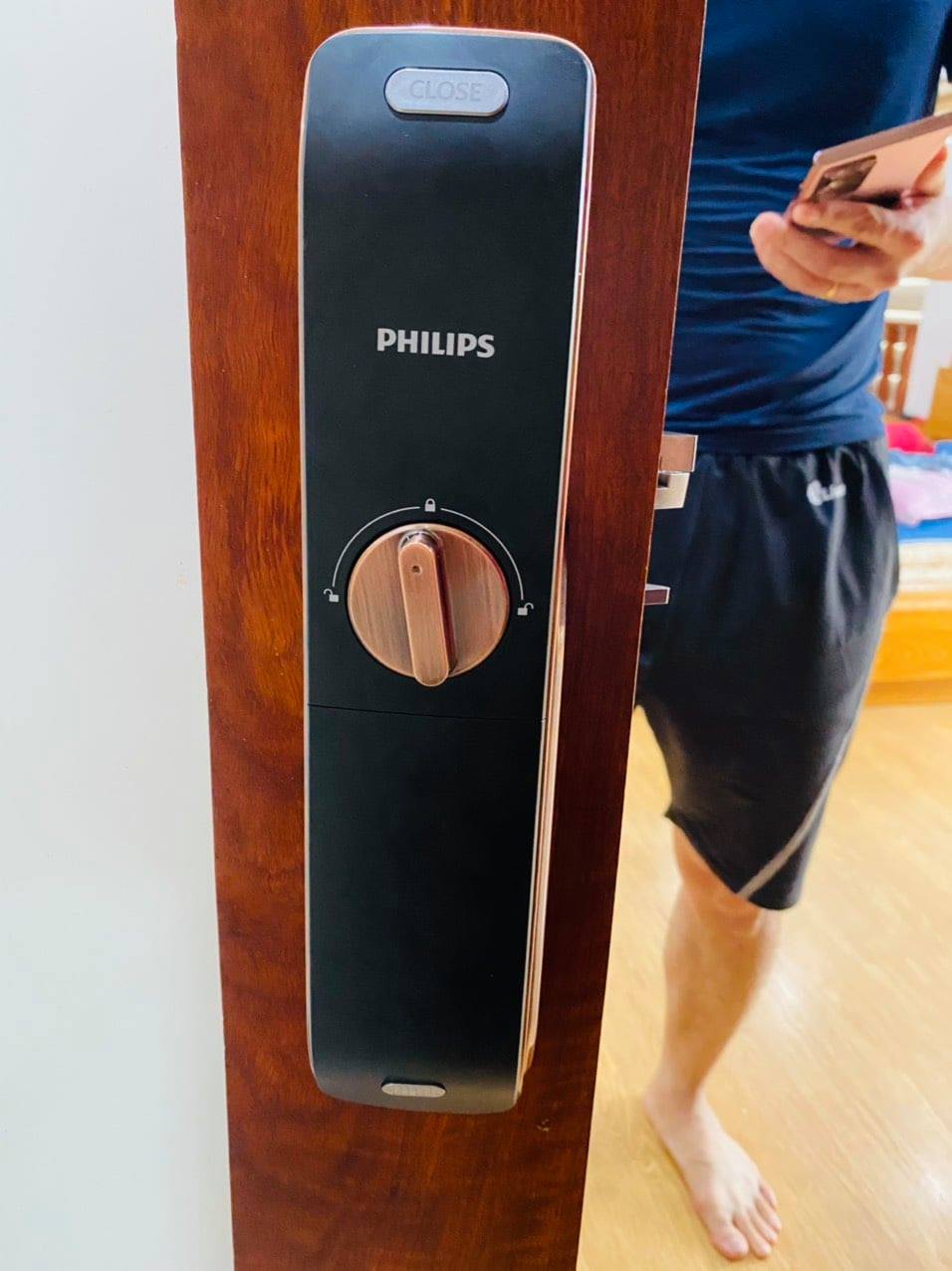 Khoá cửa vân tay - Khoá điện tử Philips 6100 11 7. Khoá vân tay Philips-6100 phù hợp lắp đặt trên cửa gỗ cho căn hộ, khách sạn