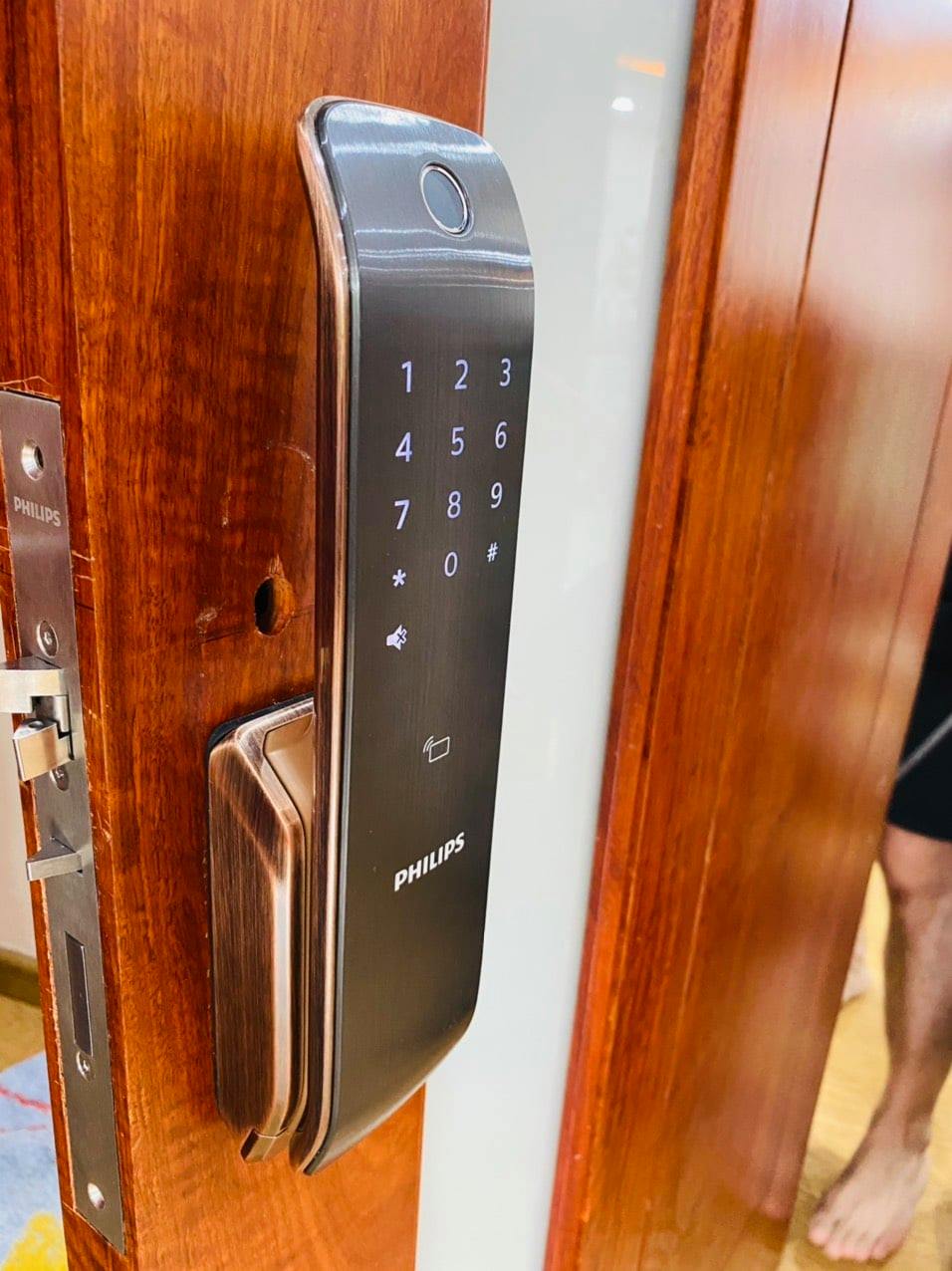 Khoá cửa vân tay - Khoá điện tử Philips 6100 9 7. Khoá vân tay Philips-6100 phù hợp lắp đặt trên cửa gỗ cho căn hộ, khách sạn