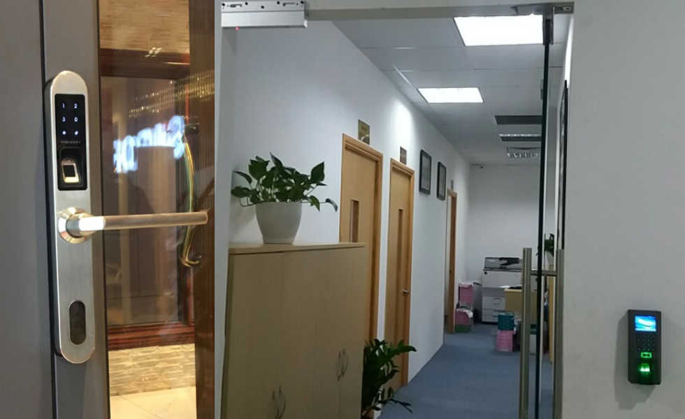 Khoá cửa vân tay Philips DDL702 - Nhận diện khuôn mặt 5 3. Lắp đặt khoá cửa Philips-DDL 702 thuận tiện trên cửa gỗ, cửa nhôm