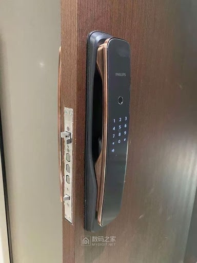 Khoá cửa vân tay - Khoá cửa điện tử Philips DDL702E 6 3. Lắp đặt khoá cửa Philips-DDL702E thuận tiện trên bề mặt cửa gỗ, cửa nhôm