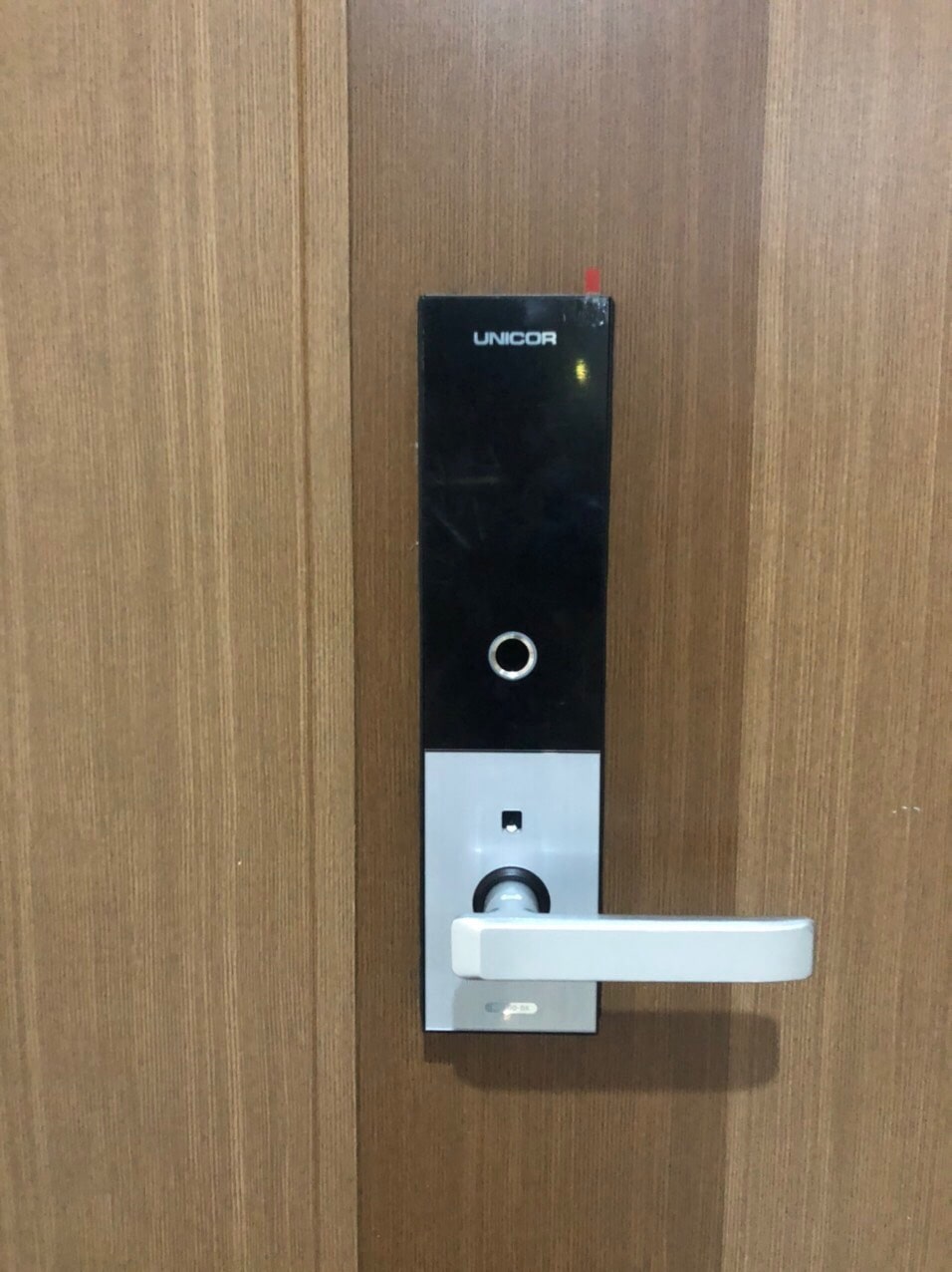 Khóa cửa vân tay Unicor M6700BK 8 8. Hình ảnh lắp dặt thực tế khóa thông minh Unicor M6700BK