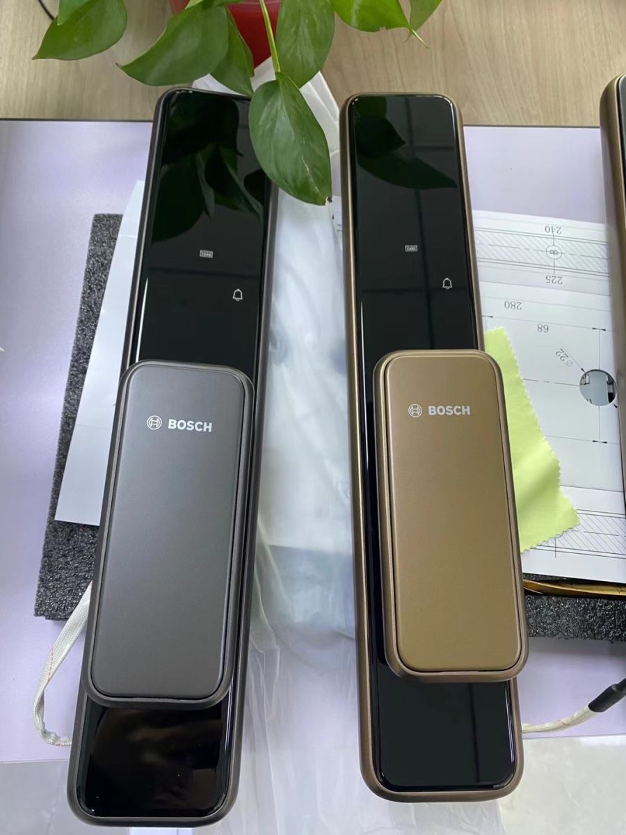 Khóa vân tay Bosch EL 600K - Màu đồng 2 1. Khóa điện tử Bosch EL 600K thiết kế sang trọng, hiện đại