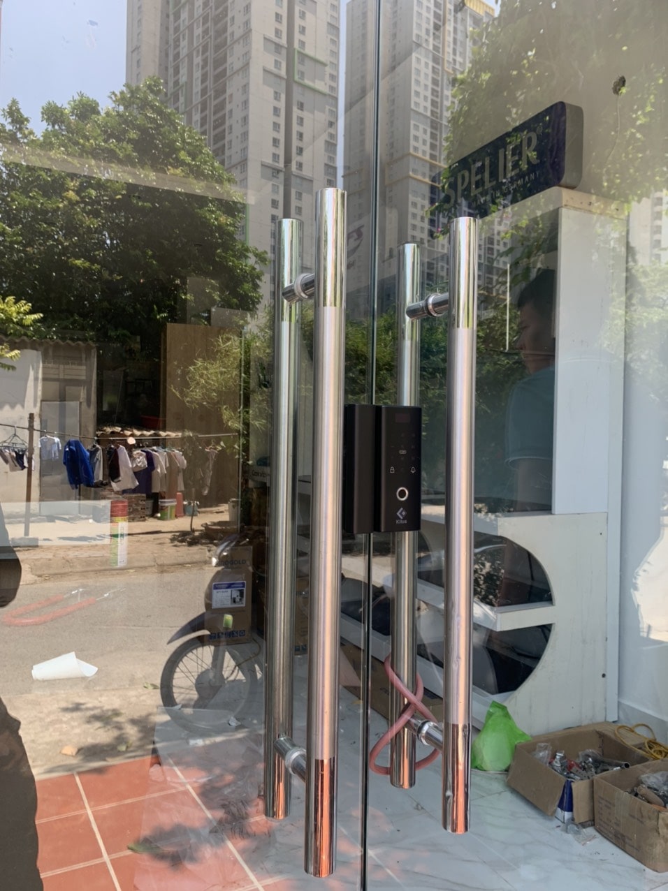 Khoá vân tay cửa kính Kitos KT-GL80 plus 12 Hình ảnh thực tế khoá cửa kính vân tay KT-GL80 PLus