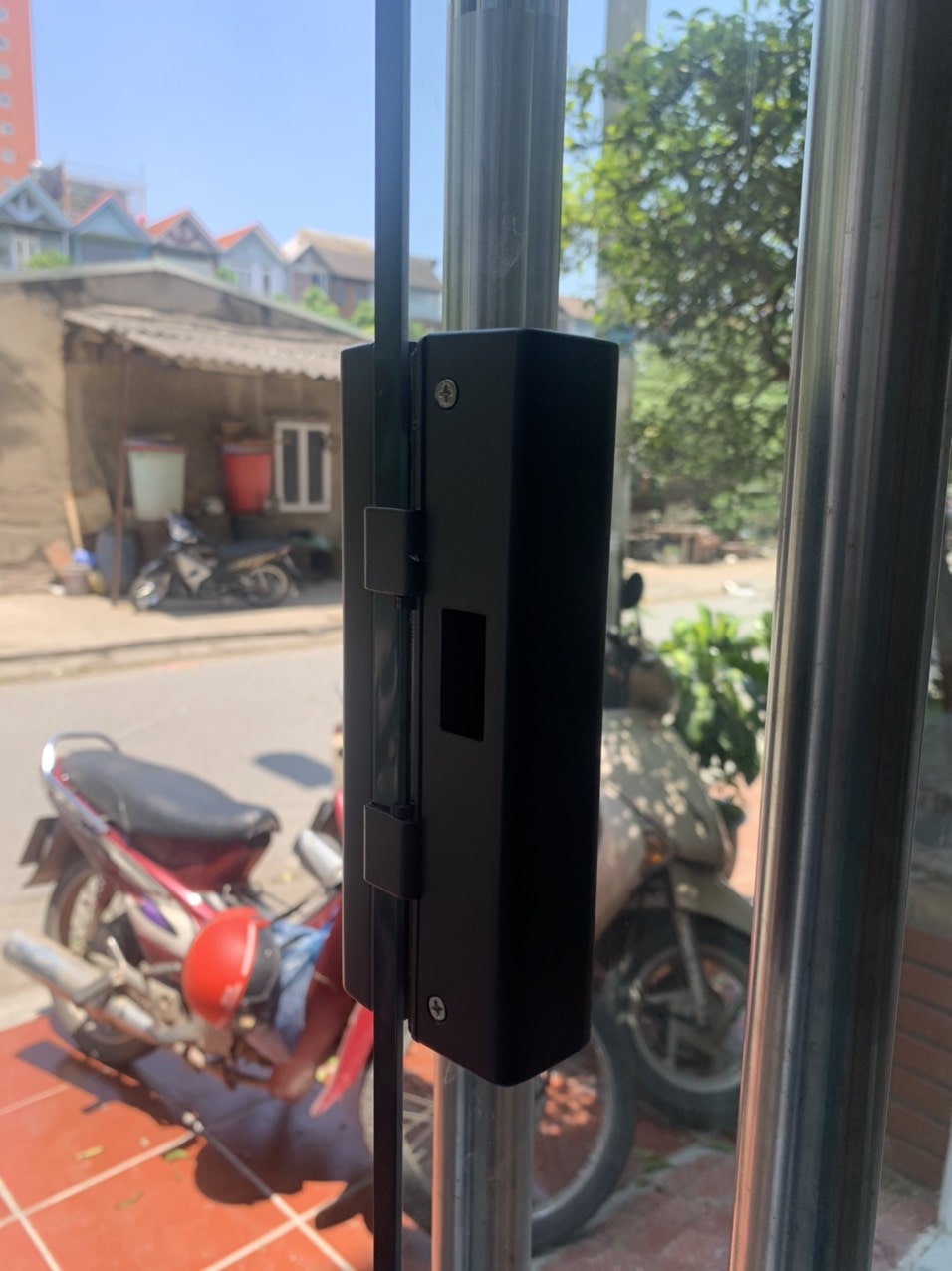 Khoá vân tay cửa kính Kitos KT-GL80 plus 13 Hình ảnh thực tế khoá cửa kính vân tay KT-GL80 PLus