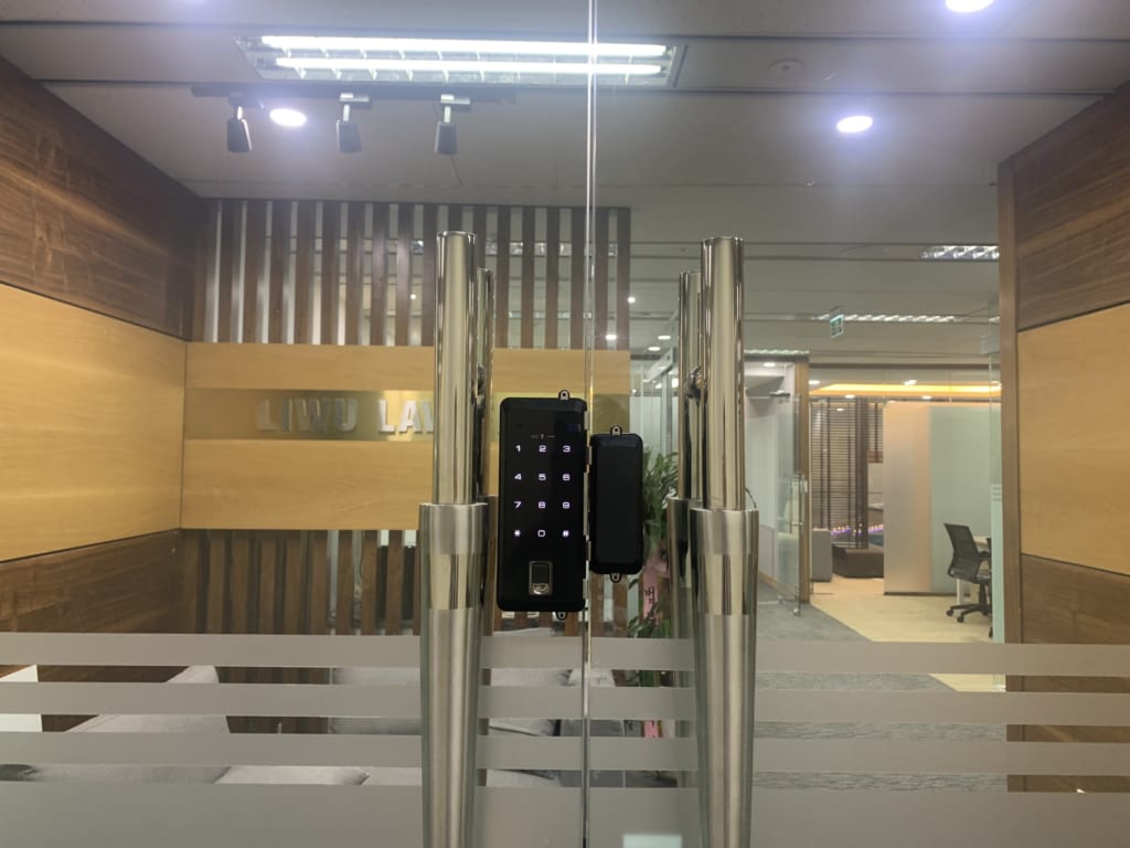 Top 10 khóa cửa vân tay cho văn phòng 21 Khóa vân tay cửa lùa R500 Kaadas