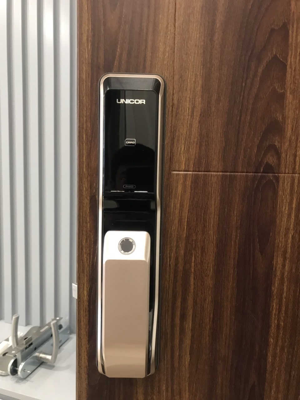Khóa vân tay Unicor UN-PM8000BSK 8 8. Hình ảnh lắp đặt khóa cửa vân tay Unicor UN-PM8000BSK