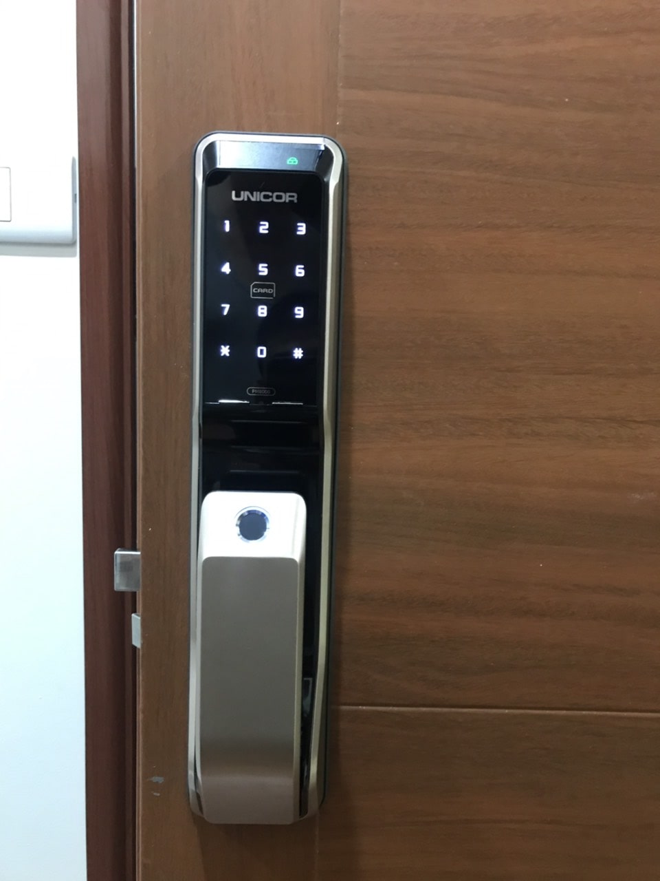 Khóa vân tay Unicor UN-PM8000BSK 9 8. Hình ảnh lắp đặt khóa cửa vân tay Unicor UN-PM8000BSK