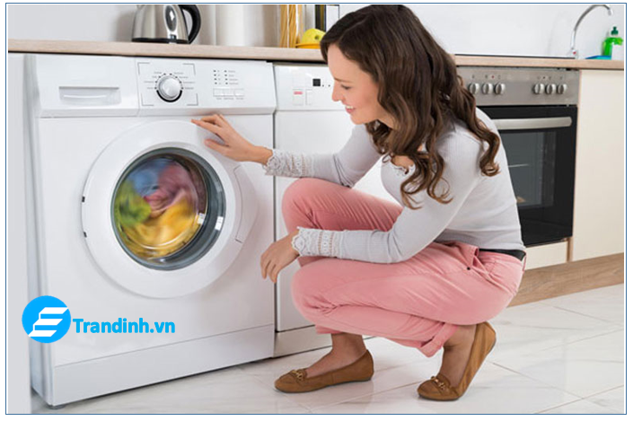 Bước 2: Kiểm tra cửa (nắp) máy giặt