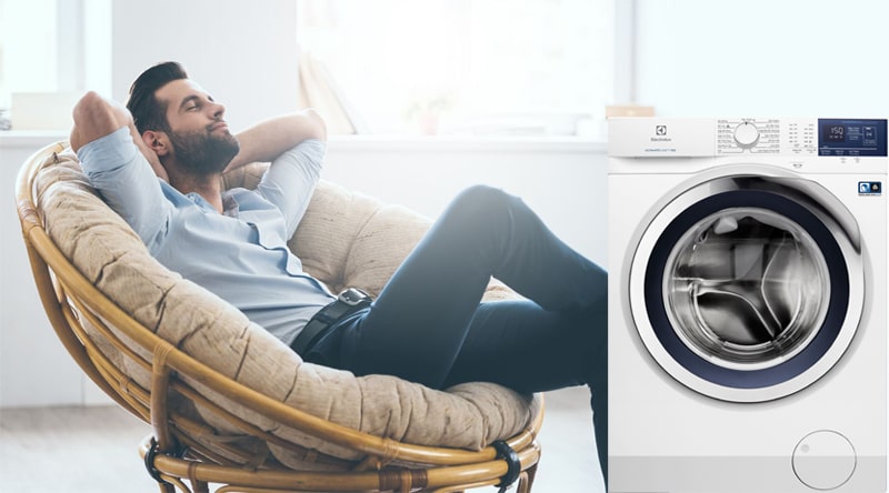 11. Máy giặt Electrolux EWF9024D3WB tiện lợi với chức năng hẹn giờ giặt xong