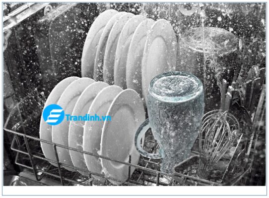 So sánh máy rửa chén Bosch và Electrolux về khả năng tiết kiệm nước