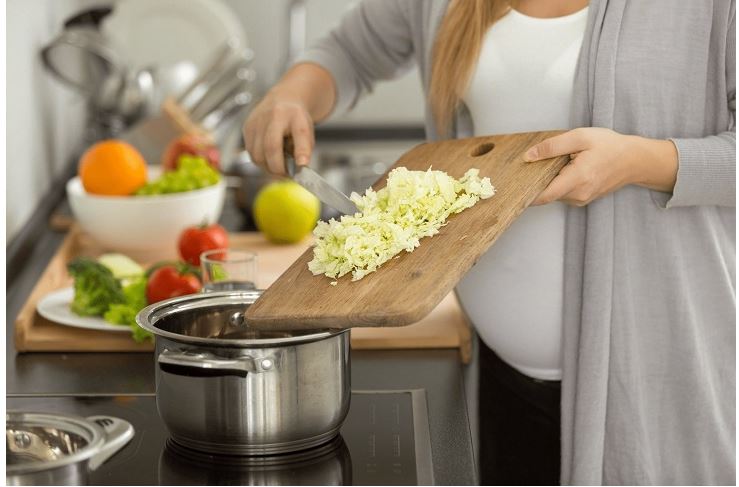 Những lưu ý khi sử dụng bếp từ | 10 Lưu ý Bạn Cần Biết 10 Người bị bệnh não và phụ nữ mang thai hạn chế dùng bếp từ nhiều