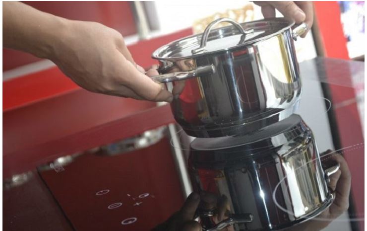 Những lưu ý khi sử dụng bếp từ | 10 Lưu ý Bạn Cần Biết 7 Không nên kéo lê vật dụng trên mặt bếp gây trầy xước