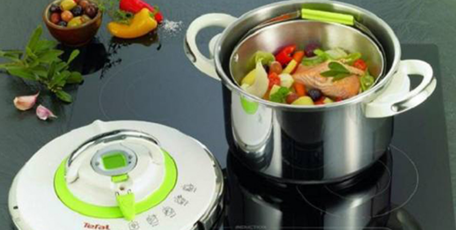 Sử dụng dụng cụ nấu ăn đặt lên mặt bếp.