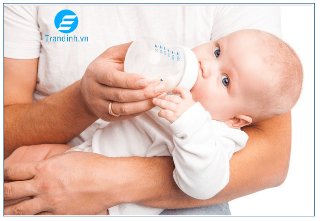 Sữa mẹ trữ đông đổi màu có sao không?