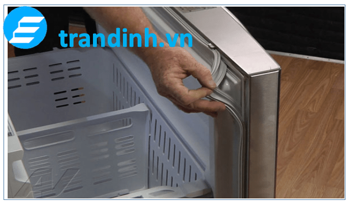 Tủ lạnh có mùi hôi khó chịu. Tìm hiểu nguyên nhân 3 Tủ lạnh bị hư gioăng cửa hoặc cửa đóng không kín